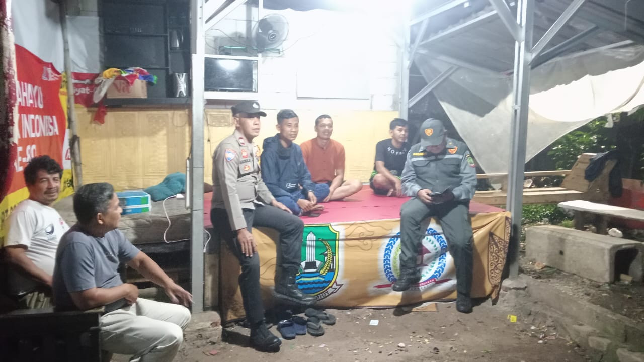 Patroli Malam di Pos Kamling, Bhabinkamtibmas Bantargebang Ingatkan Warga Prioritaskan Kunci Ganda Kendaraan