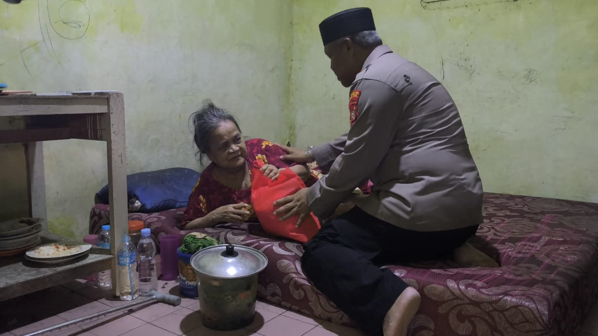 Kapolsek Bekasi Barat Santuni Janda Lansia yang Sakit