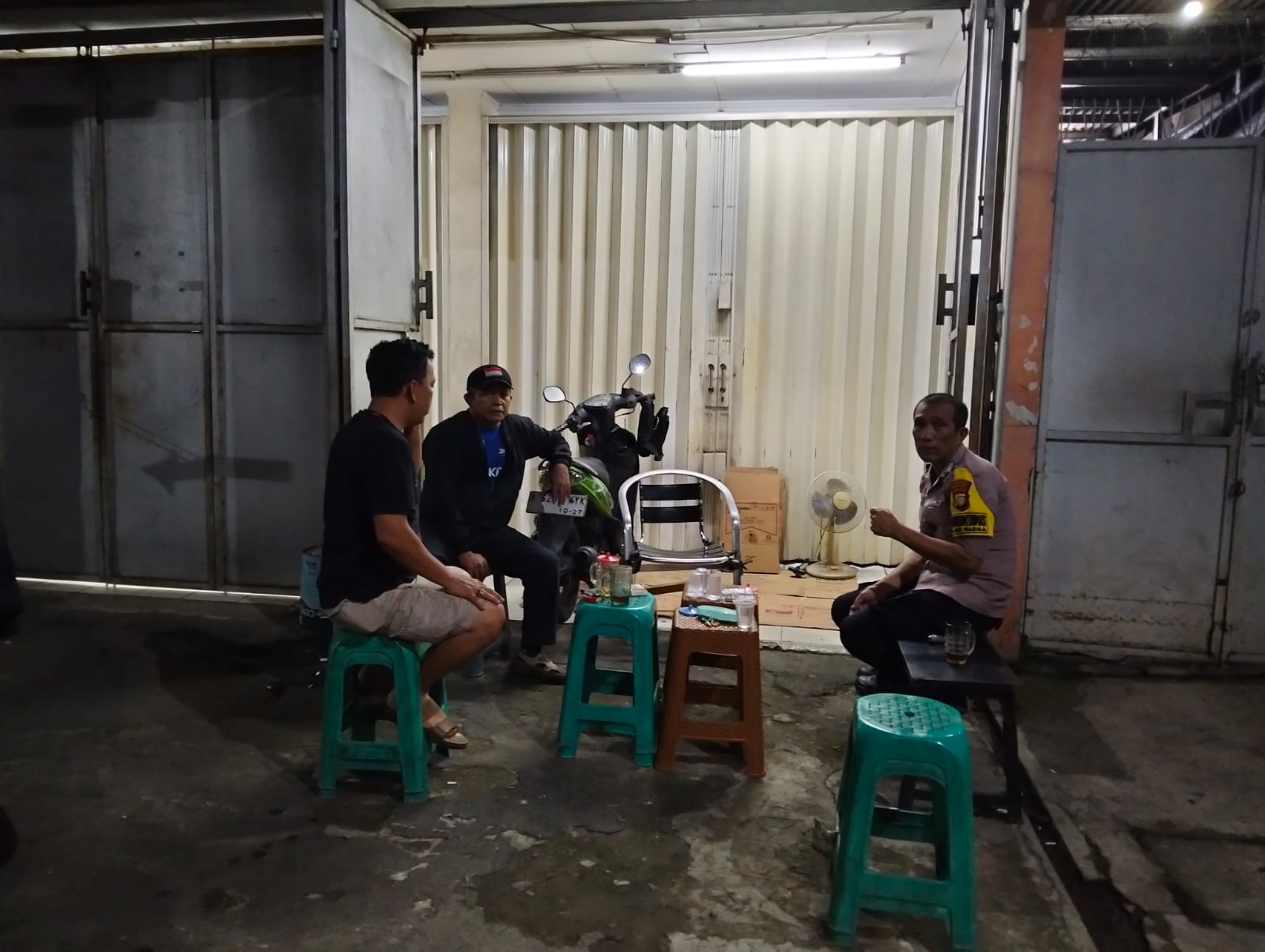 Jamin Rasa Aman Dini Hari, Bhabinkamtibmas Jatiwarna Gelar Patroli di Pondok Melati