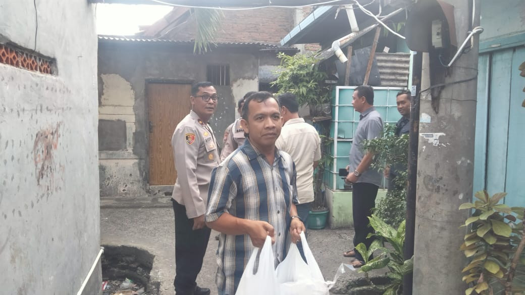 Kapolsek Koja "Jumat Berkah" Berbagi 50 Nasi Kotak Untuk Warga Sekitar di Bulan Suci Ramadan