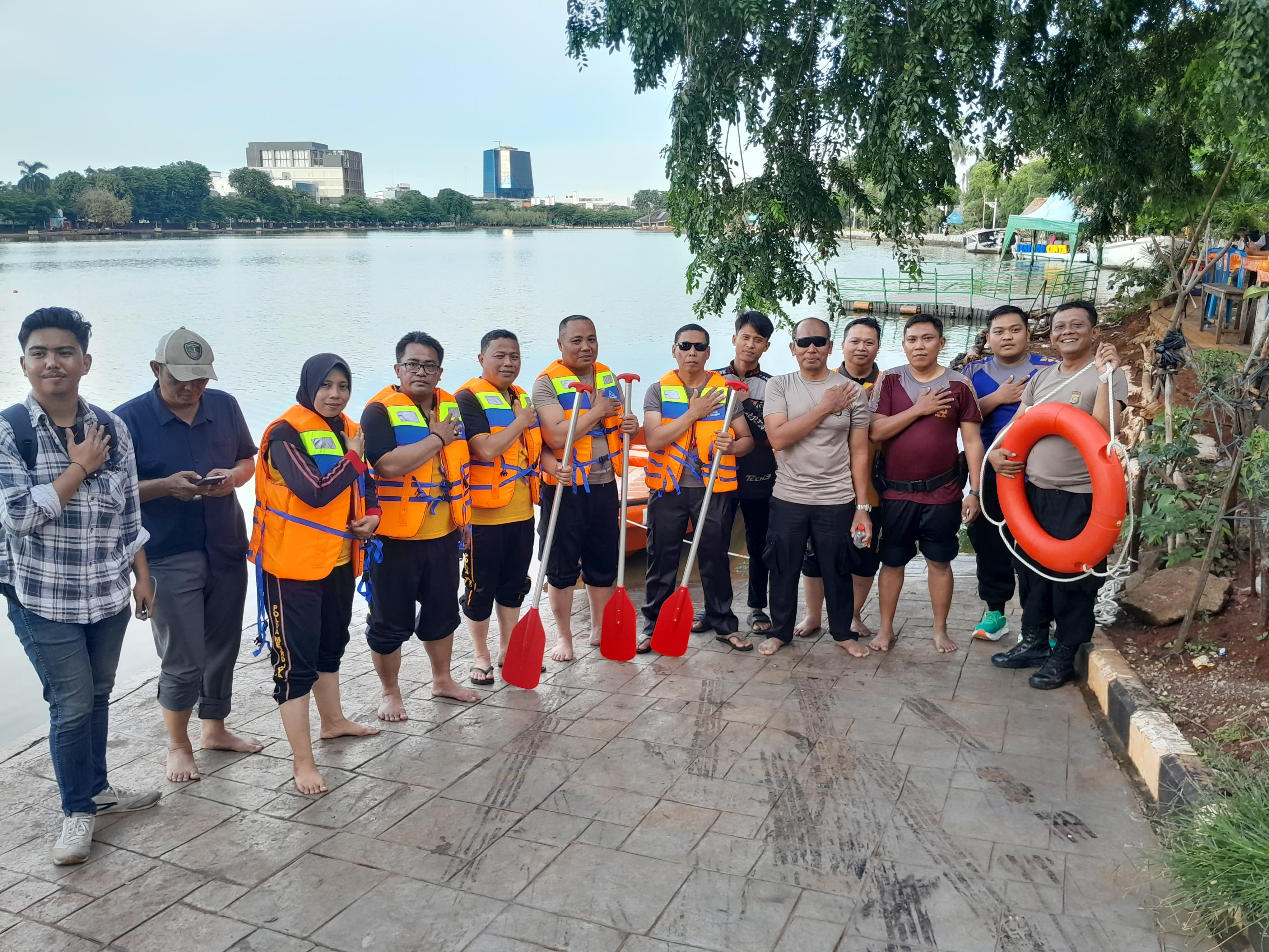 Polsek Kelapa Gading Gelar Pelatihan Perahu Motor, Siap Siaga Hadapi Banjir di Jakarta Utara