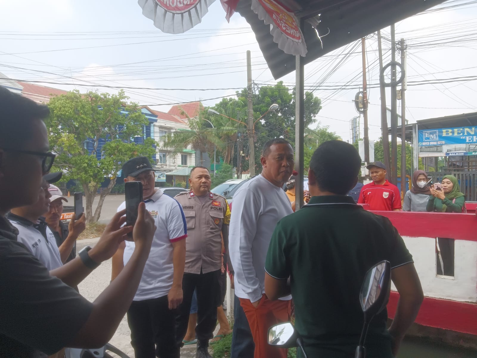 Bhabinkamtibmas Kelurahan Medansatria Dampingi Kunjungan Wali Kota Bekasi, Bahas Penanganan Banjir