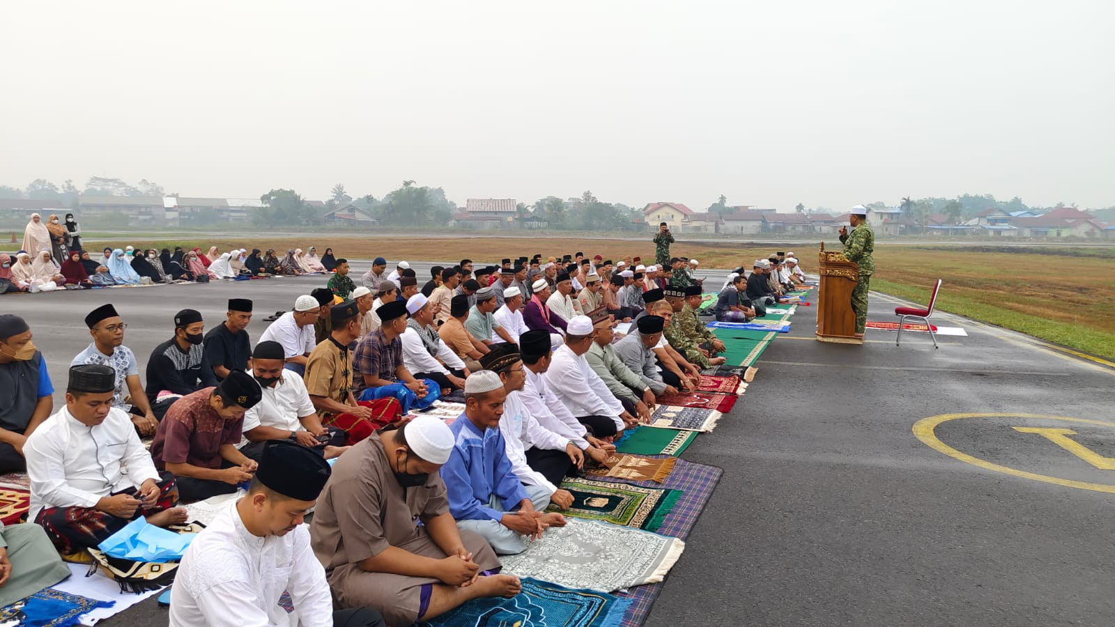 Satgas Kahurtla TNI Gelar Sholat Istisqo dan Sosialisasi di Melawi