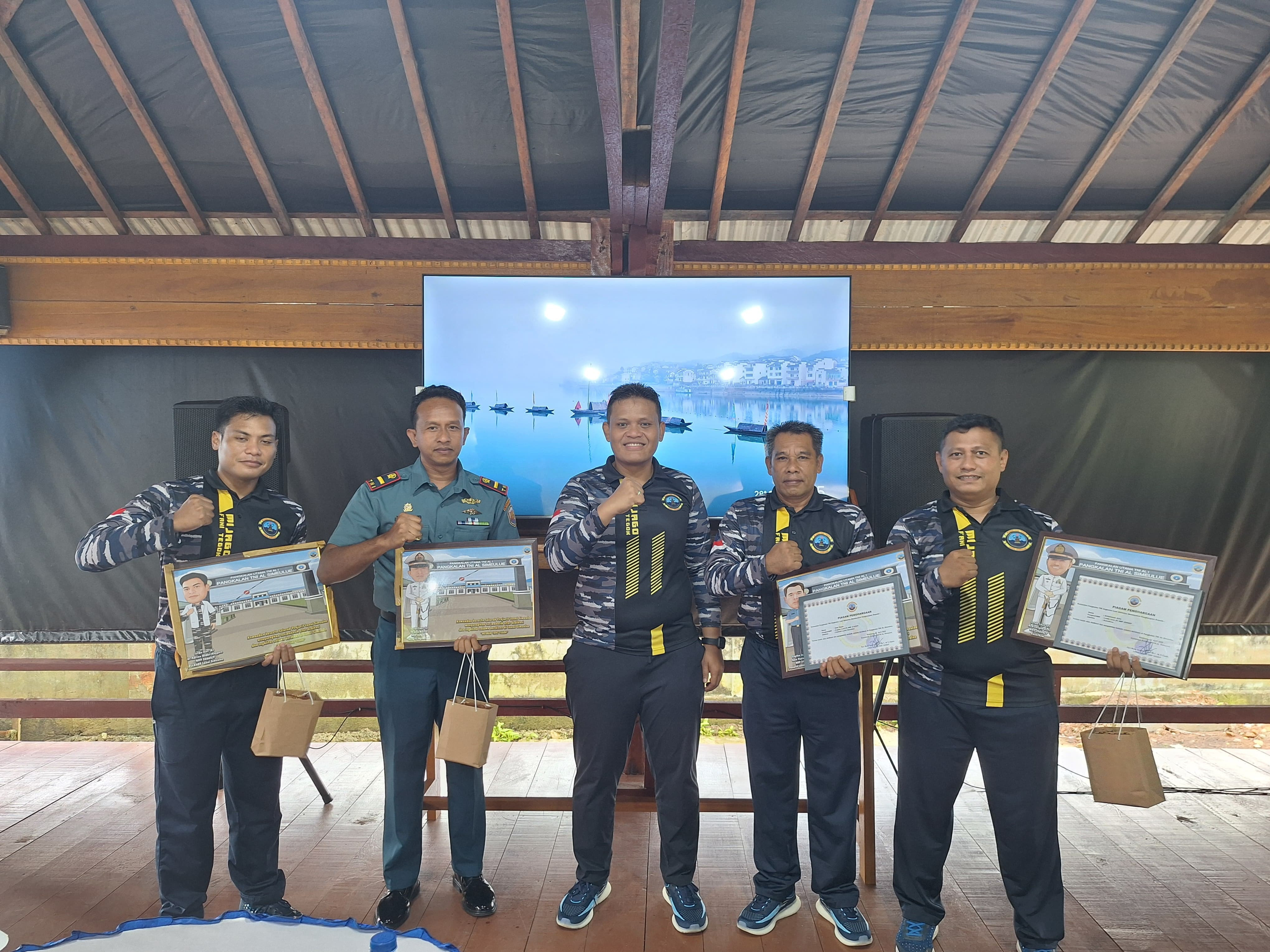 Jaga Kebugaran Usai Libur Lebaran, Keluarga Besar Lanal Simeulue Olahraga Bersama Sekaligus Pelepasan Perwira Mutasi