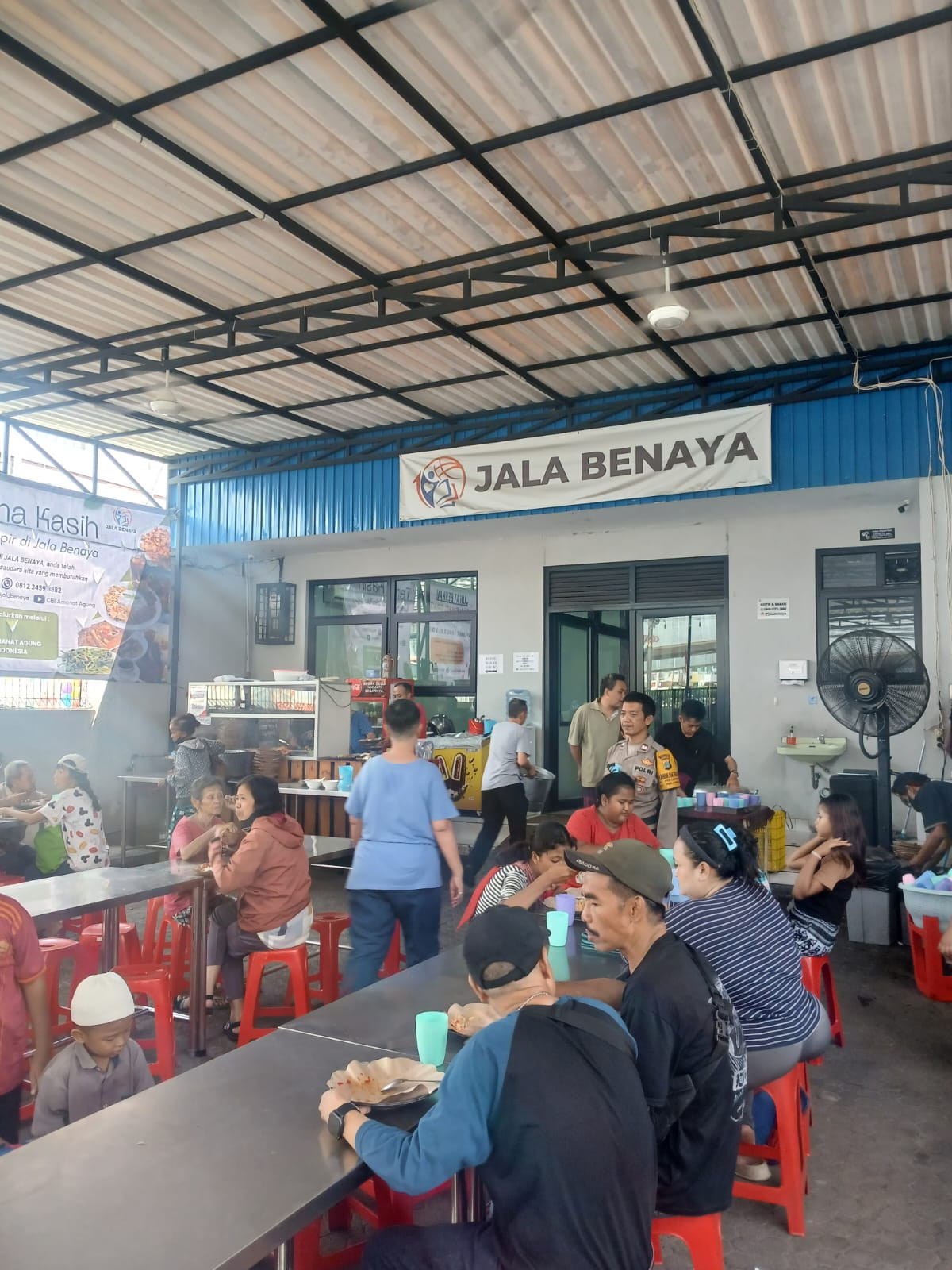 Jumat Peduli Polsek Metro Penjaringan, 500 Paket Nasi Dibagikan untuk Warga di Penjaringan