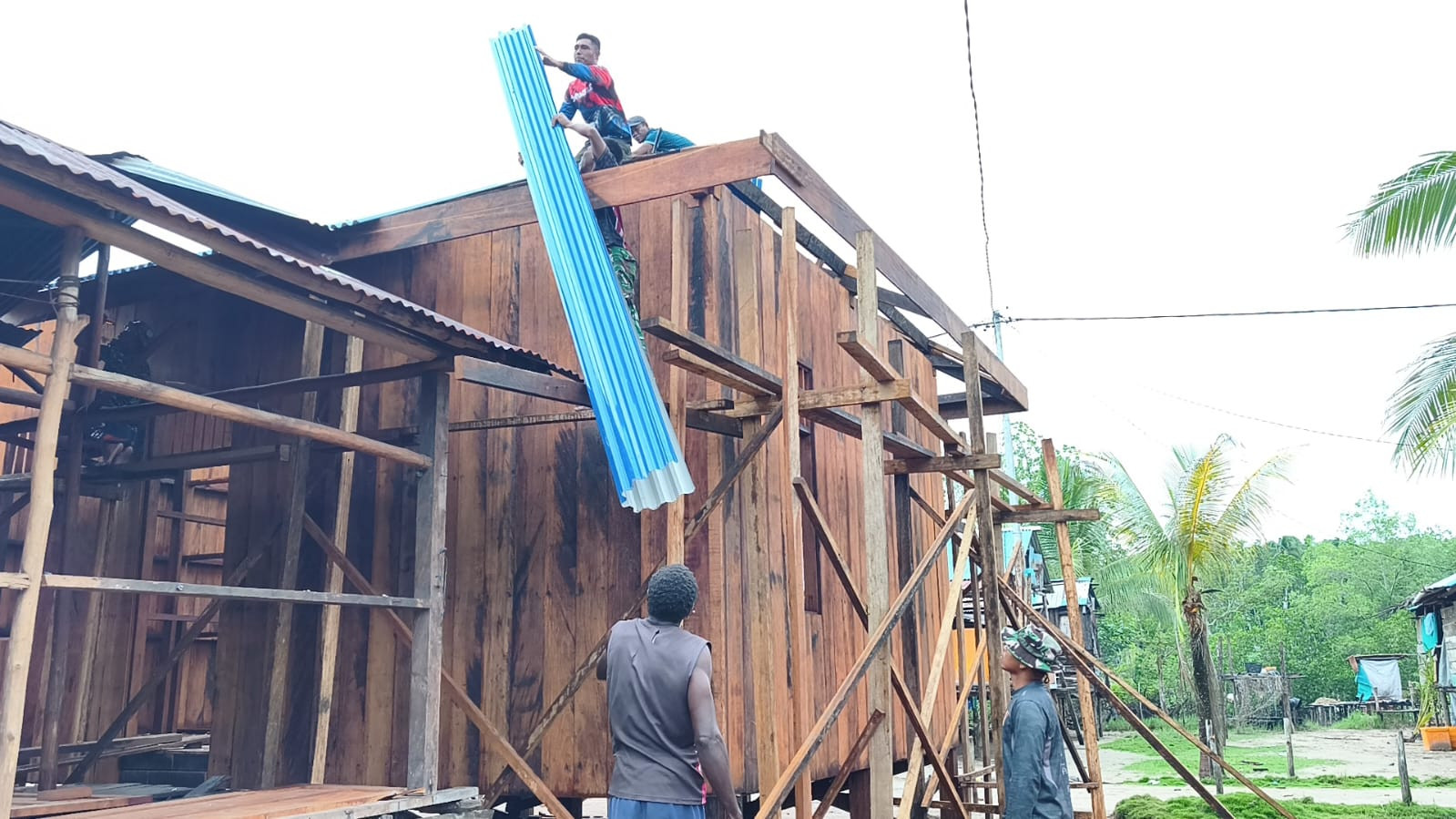 Satgas TMMD Ke-128 Kodim 1710/Mimika Genjot Pembangunan 5 Unit Rumah di Kampung Keakwa, Fokus Pemasangan Atap