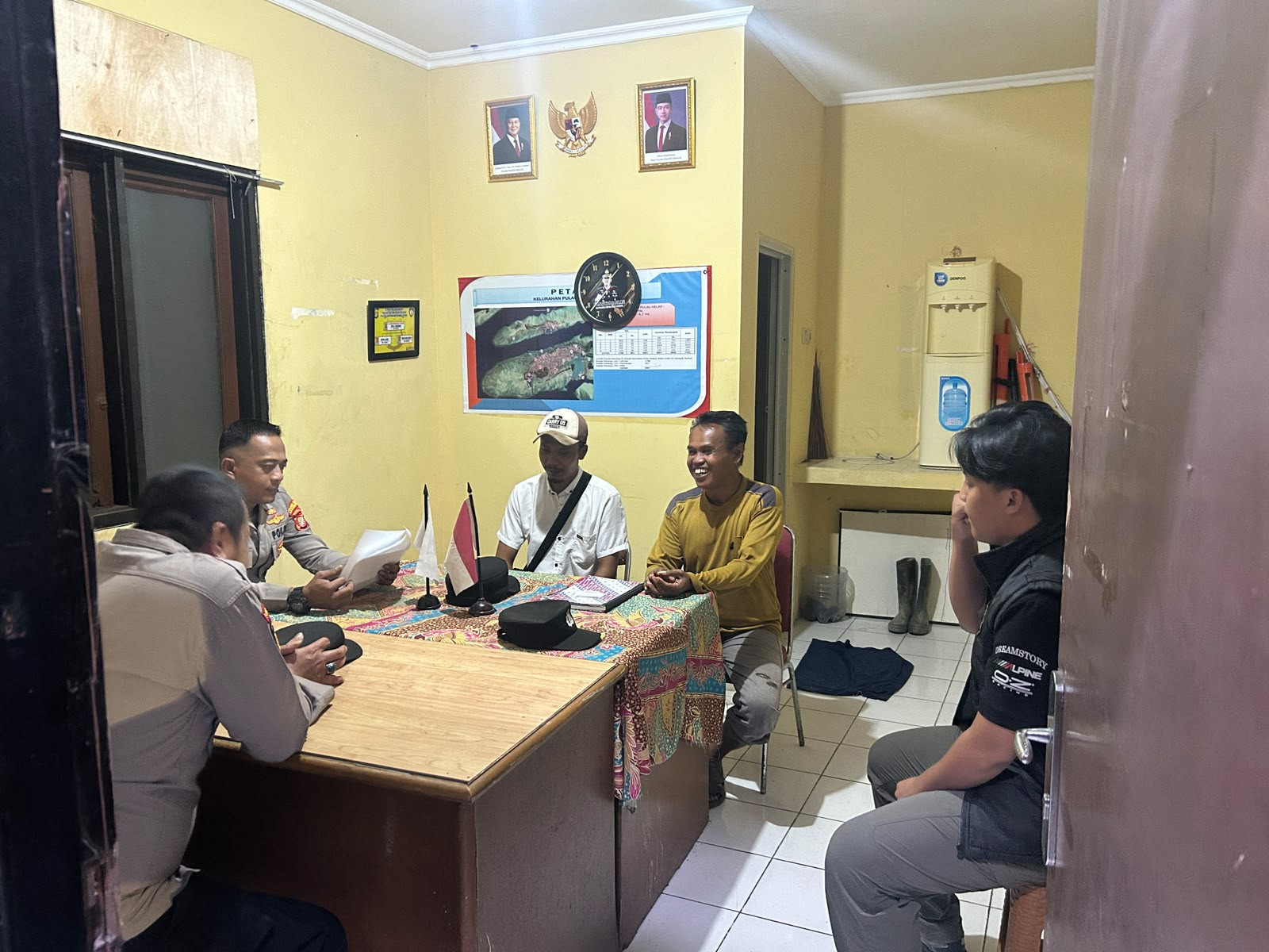 Patroli Malam Jakarta On The Spot, Polsek Kepulauan Seribu Selatan Sambangi Wisatawan dan Sosialisasikan Layanan Polri 110