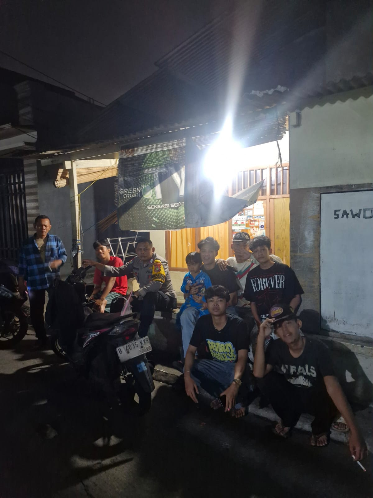 Cegah Tawuran, Bhabinkamtibmas Pondok Gede Ajak ‘The Dragon Family’ Jaga Kamtibmas Jatiwaringin