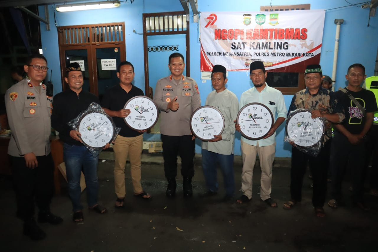 Ngopi Sat Kamling Polsek Medansatria, Kapolres Metro Bekasi Kota Apresiasi Peran Warga dalam Menjaga Kamtibmas