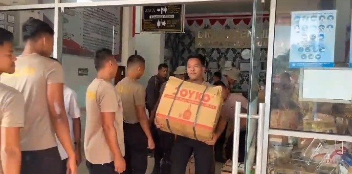 Brimob Polda Sumut Bersama Dinas Pendidikan Tapanuli Tengah Salurkan Bantuan Perlengkapan Sekolah ke Sekolah Darurat