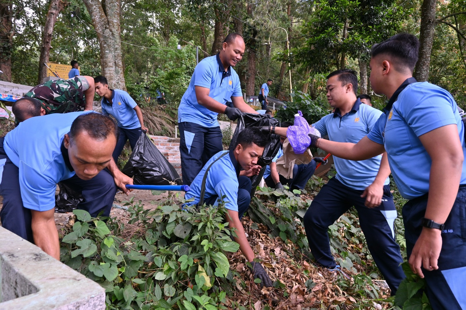 Aksi Peduli Lingkungan, Lanud Iswahjudi Bersihkan Telaga Sarangan