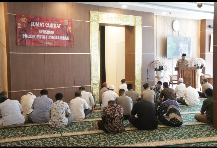 Kapolres Metro Jakarta Utara Hadiri Sholat Jumat Berjamaah & Jumat Curhat:  Sosialisasi Hotline 110 dan Tagline " Mudik Aman, Keluarga Nyaman " di Masjid Baitul Ridwan