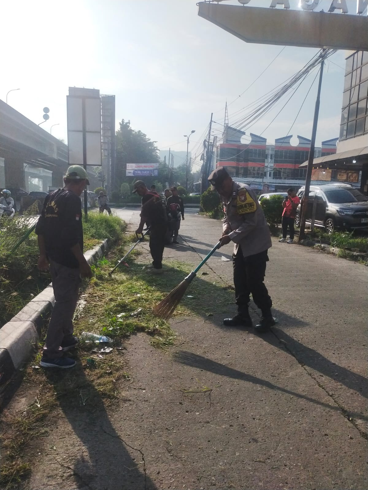 Bhabinkamtibmas Polsek Bekasi Barat Giatkan Gotong royong Bersih - Bersih Lingkungan