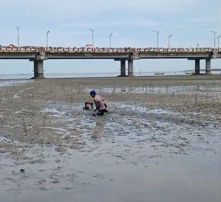 Respons Cepat Dit Polairud Polda Jatim Selamatkan Dua Anak Terjebak Lumpur di Wisata Kenjeran