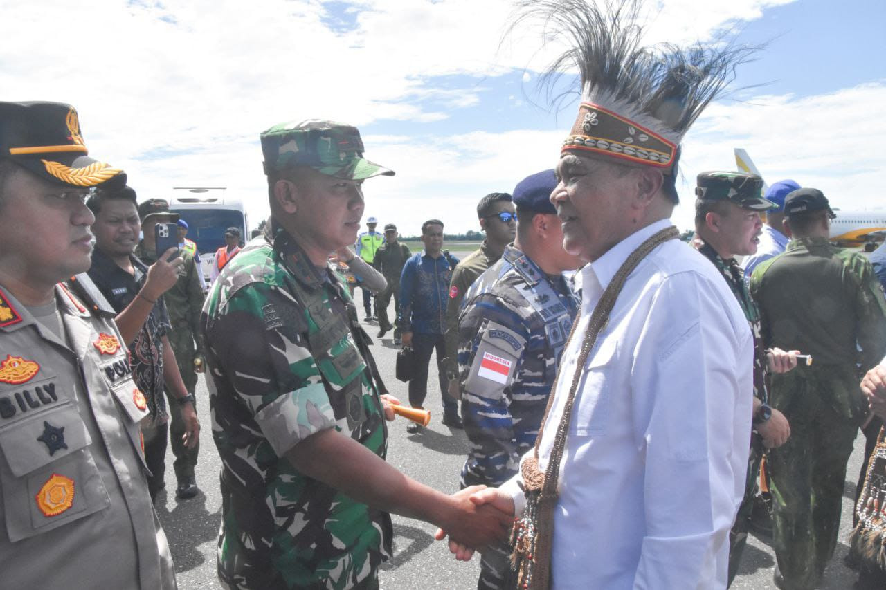 Dandim 1710/Mimika Sambut Kedatangan Menkopolkam RI Saat Melaksanakan Kunjungan Kerja di Wilayah Kab. Mimika