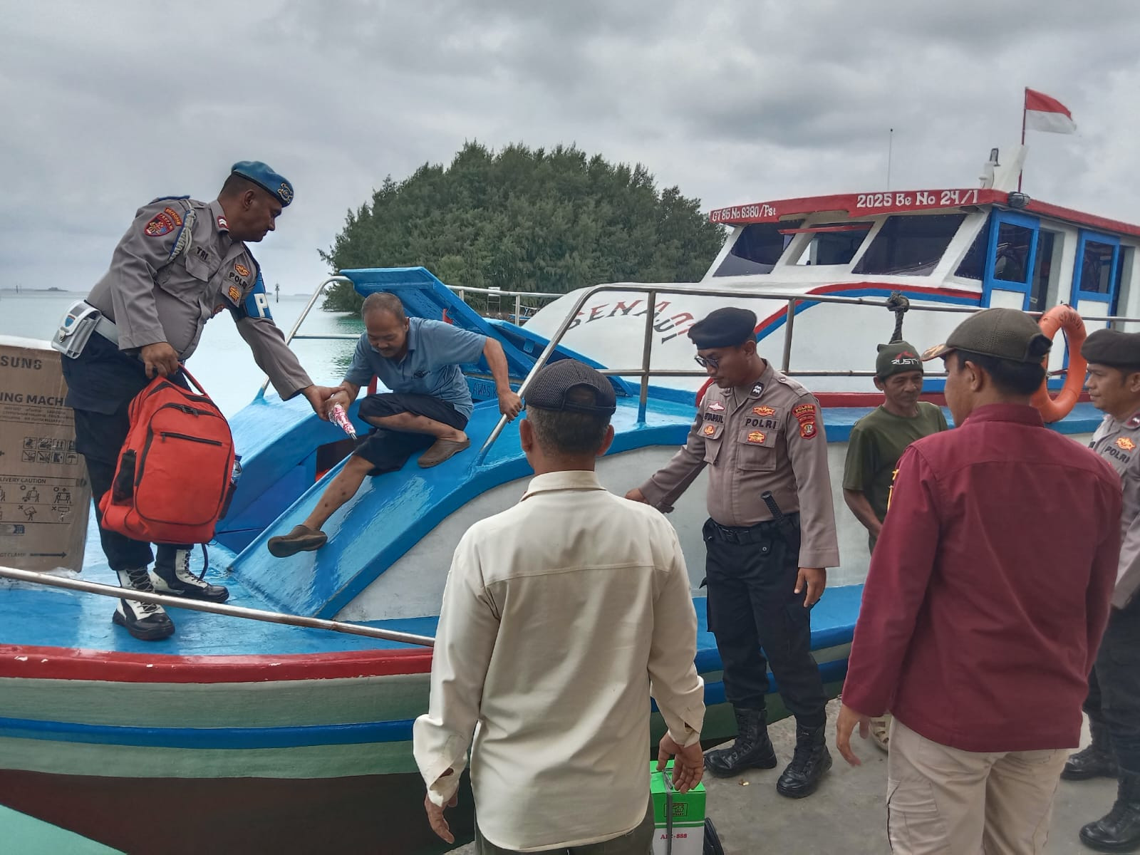 Aksi Humanis Polisi di Kepulauan Seribu: Bantu Penumpang dan Perketat Pengamanan Dermaga