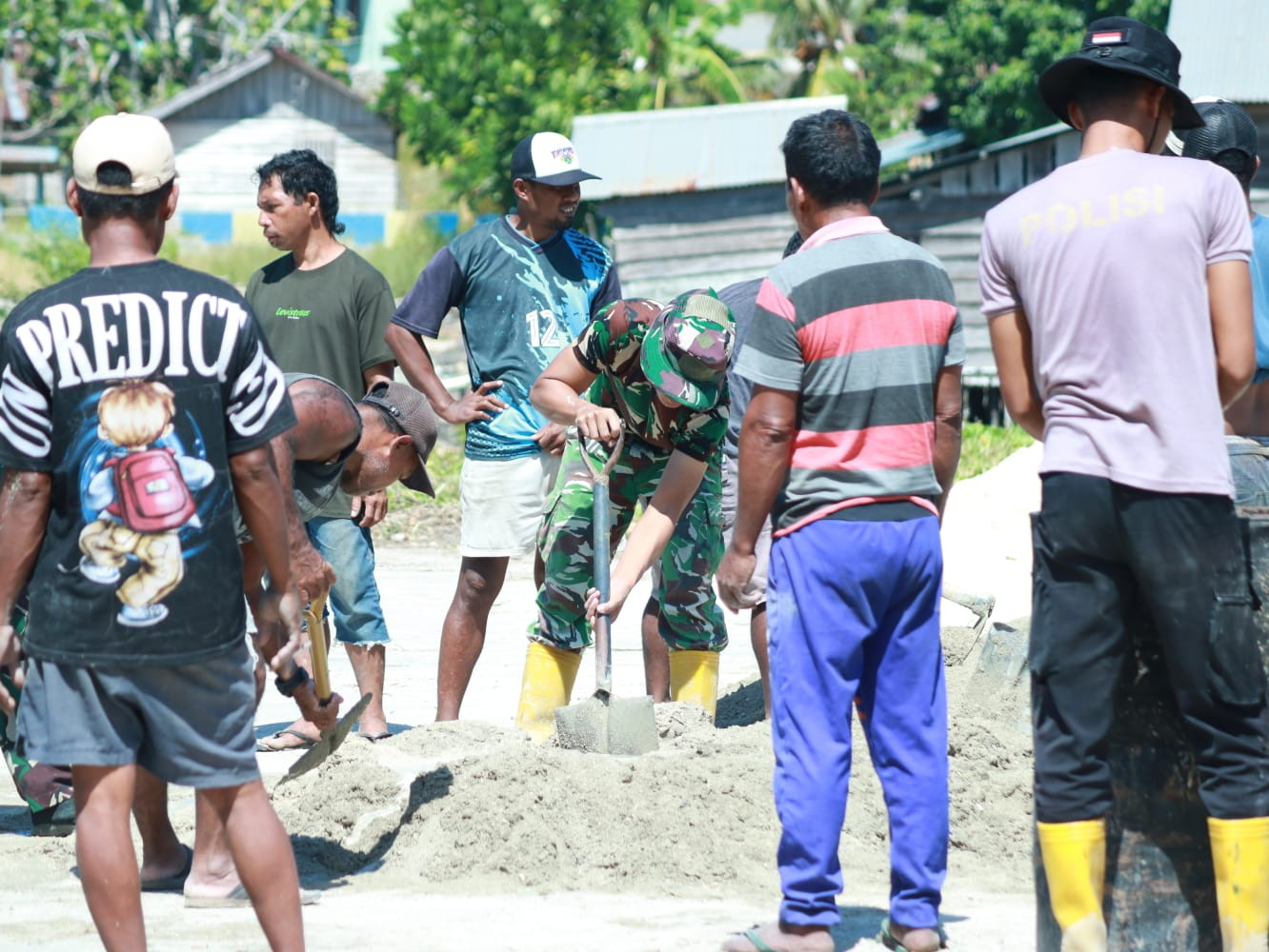 Dari Terbengkalai Jadi Kebanggaan, Satgas TMMD Rehab Lapangan Bola Voli
