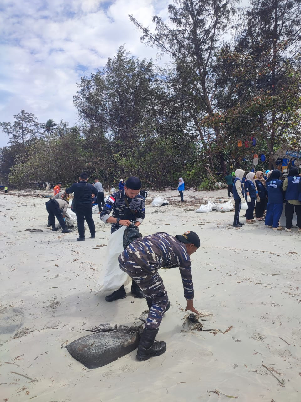 Aksi Bersih Pantai Prajurit Posal Berakit
