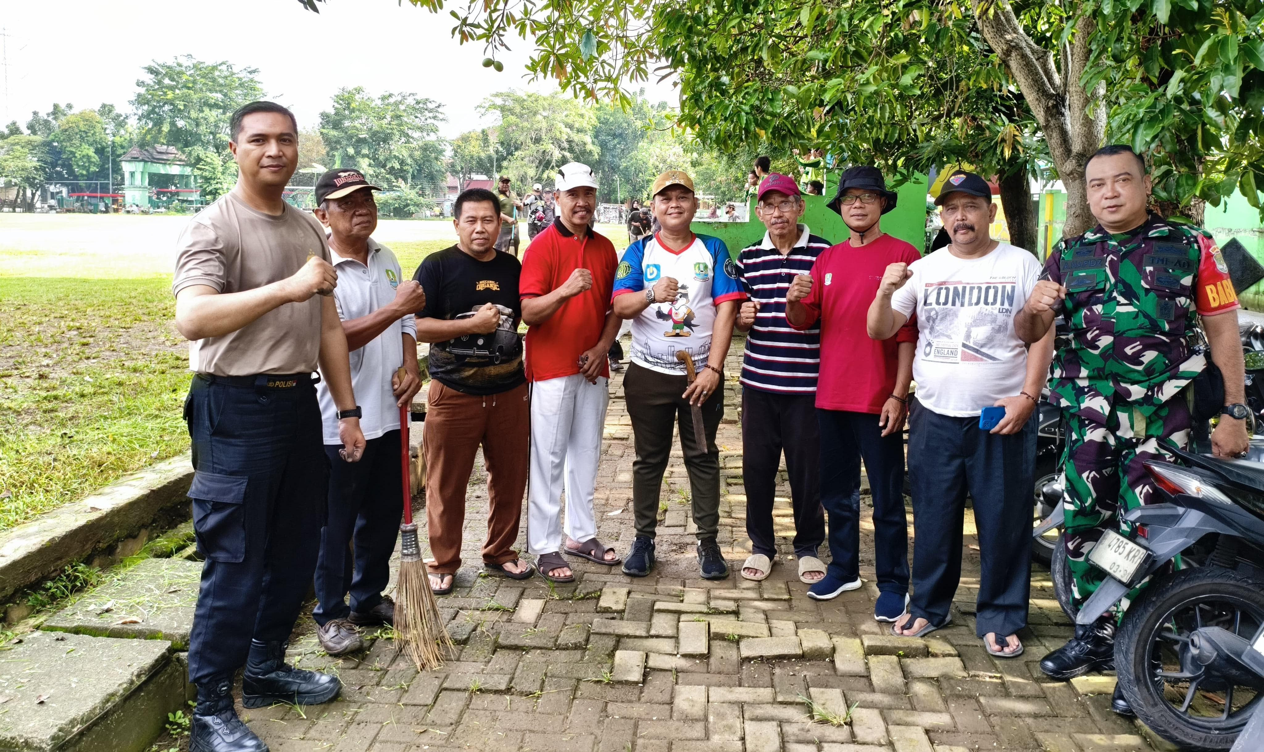 Peringati Hari Peduli Sampah Nasional 2026, Polisi hingga Lurah   Kompak Bersihkan Saluran Air