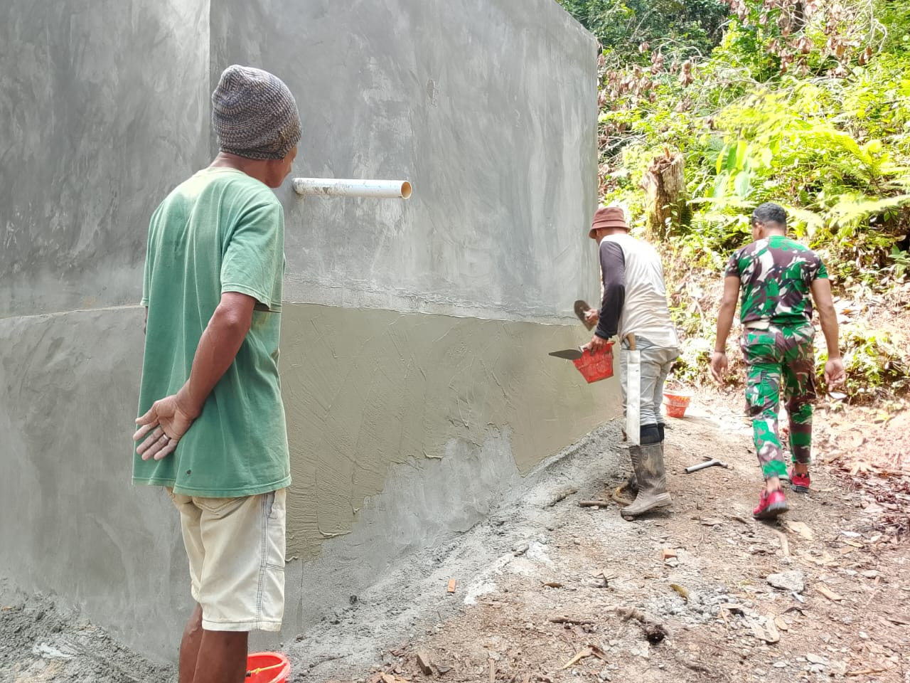 Pembuatan Bak Penampungan Air TMMD 123 Kodim 1510/Sula Hampir Selesai