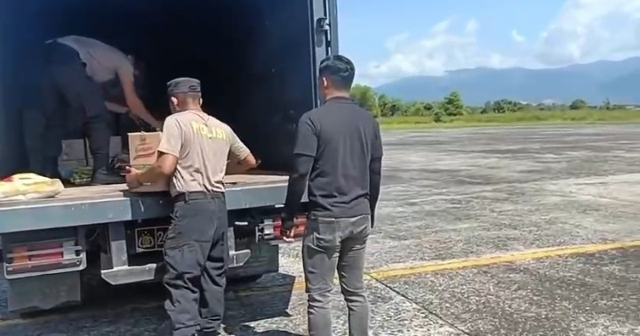 Polri Kirim Logistik Lewat Udara ke Palambayan, Dukung Penanggulangan Banjir Sumatera Barat