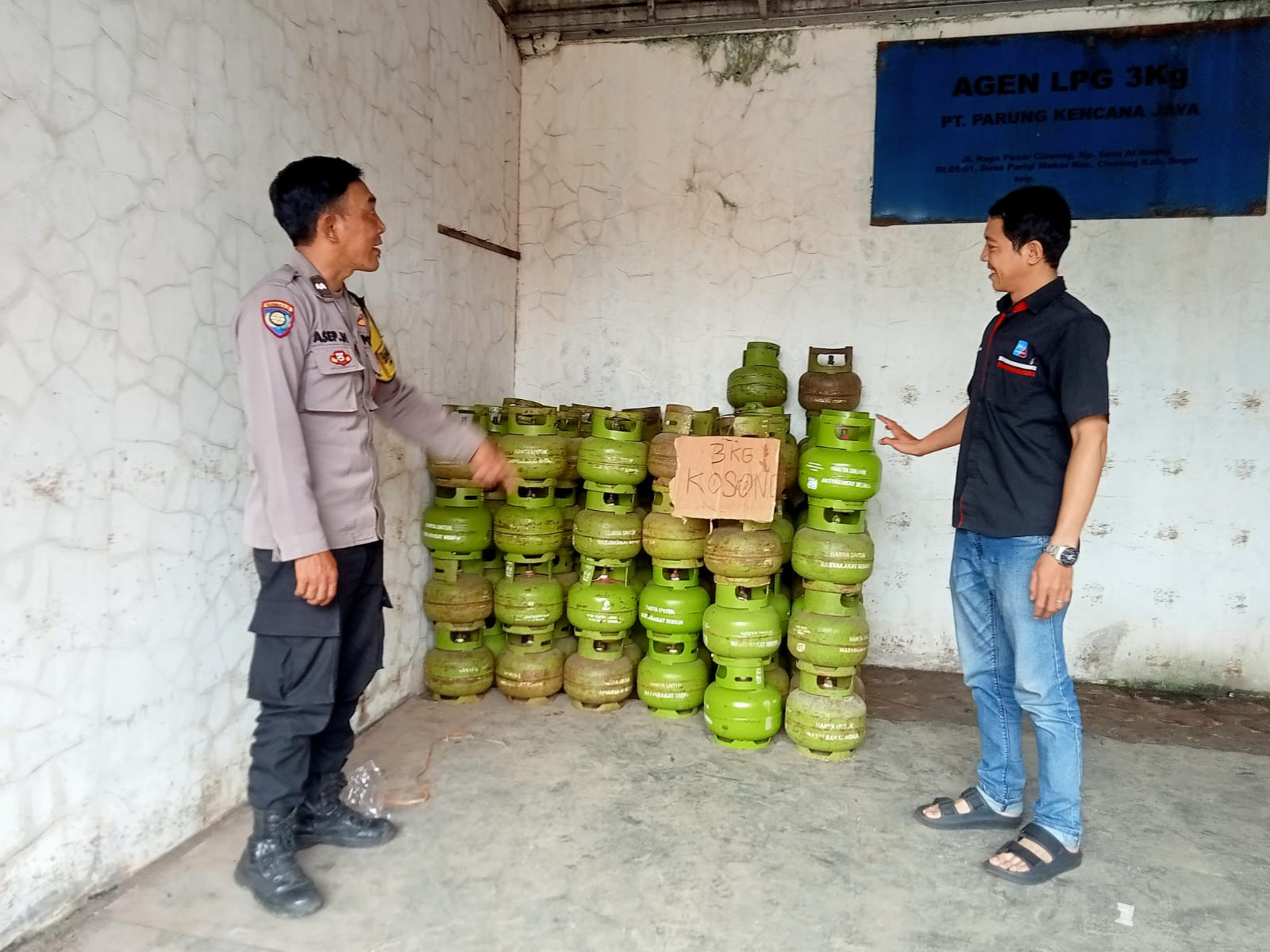 Bhabinkamtibmas Polsek Parung Pantau Ketersediaan LPG 3 Kg, Pastikan Distribusi Tepat Sasaran