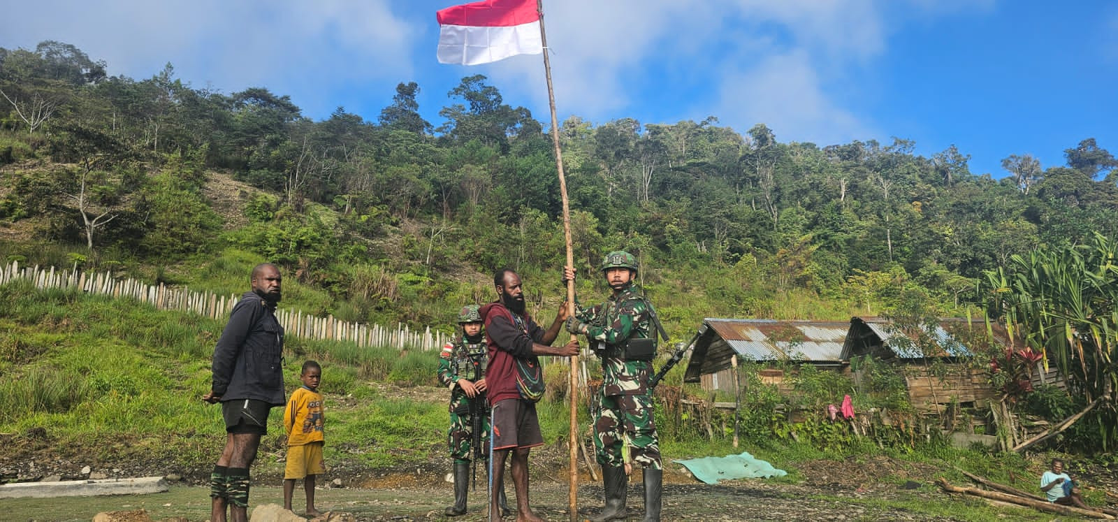 Tanamkan Semangat Kebangsaan, Satgas Yonif 715/Mtl Bersama Warga Kibarkan Bendera Merah Putih di Pelosok Papua