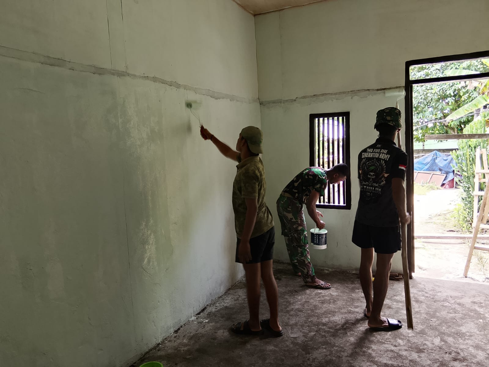 Personel TMMD Ke-127 Kodim 1514/Morotai Laksanakan Pengecatan RTLH di Desa Mandiri