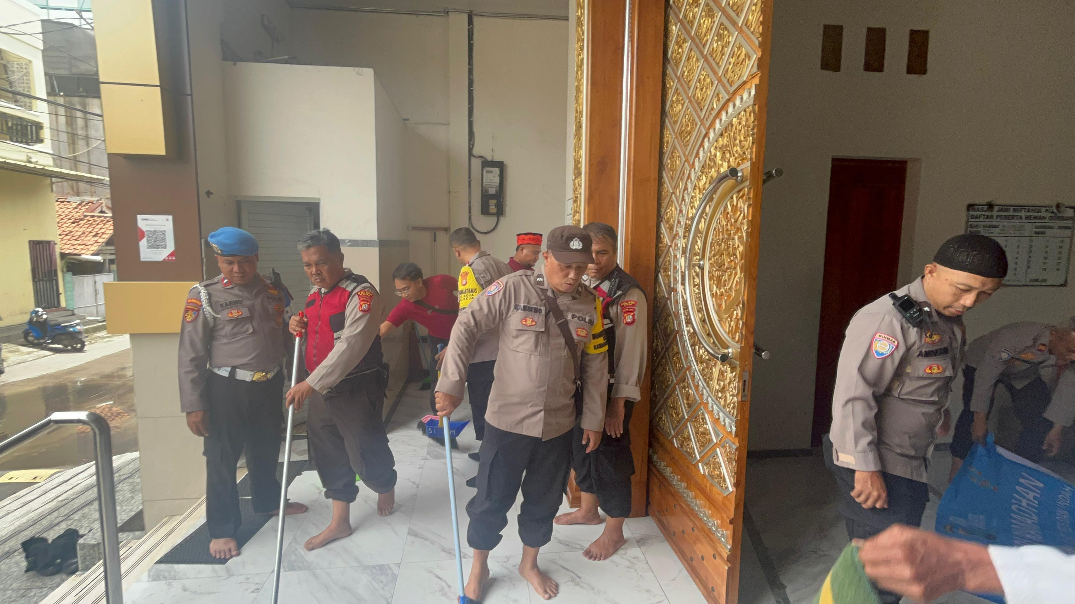 Polsek Koja Laksanakan Program Bang Jasri, Bersihkan Masjid Jami Miftahul Huda Jelang Ramadhan