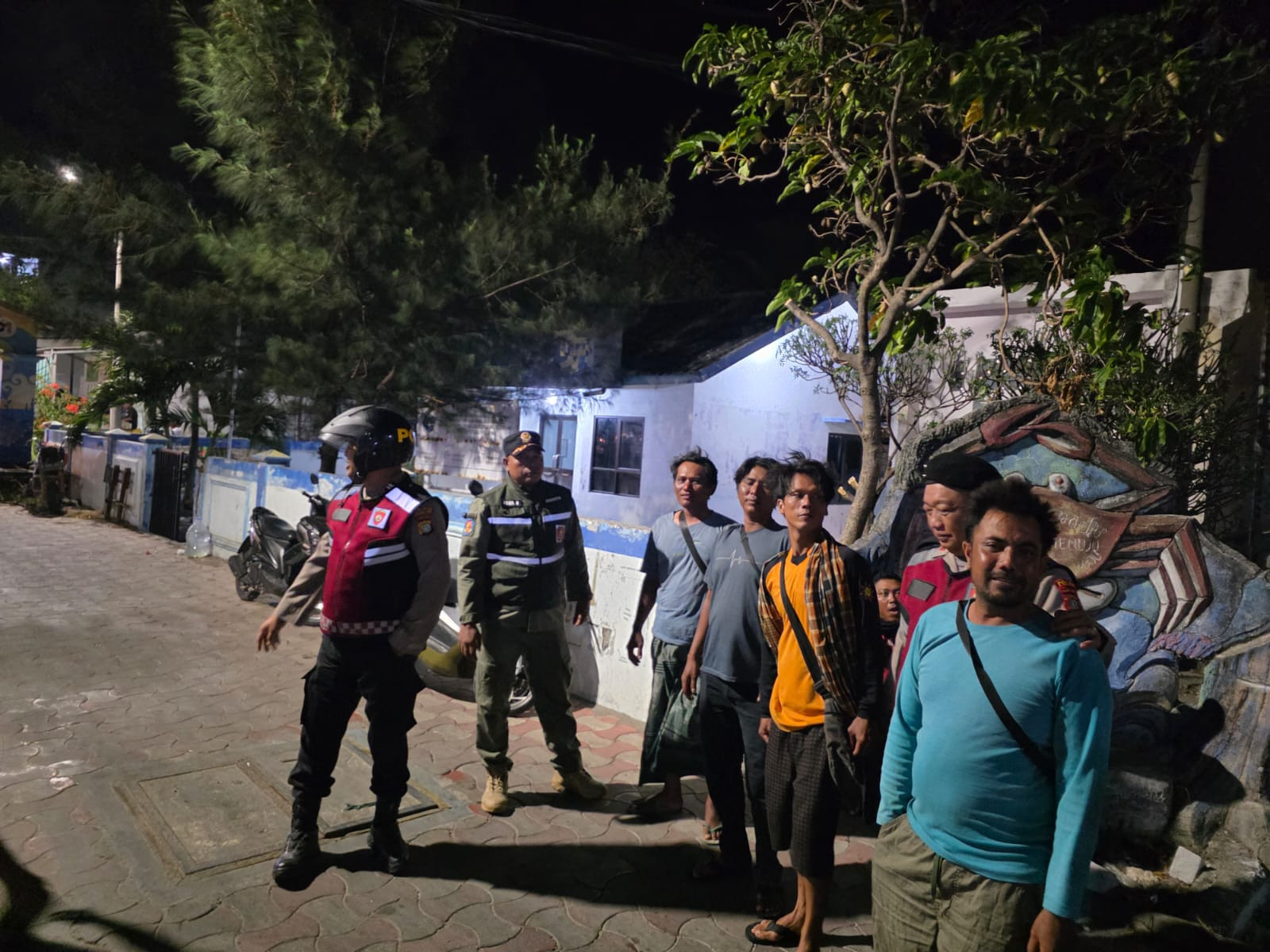 Patroli Malam Jakarta On The Spot, Polsek Kepulauan Seribu Selatan Hadirkan Pelayanan Humanis Lewat Sosialisasi Layanan Polisi 110