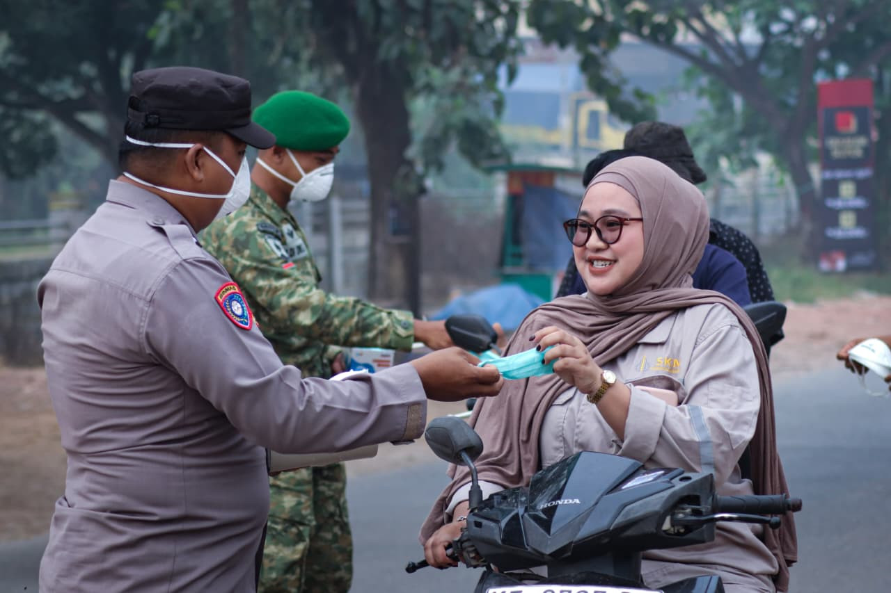 Lindungi Warga dari Kabut Asap, Brigif TP 32/Mangkalihat Bersama Puskesmas Sepaso dan Unsur Forkopimcam Bengalon Turun Langsung Bagikan Masker