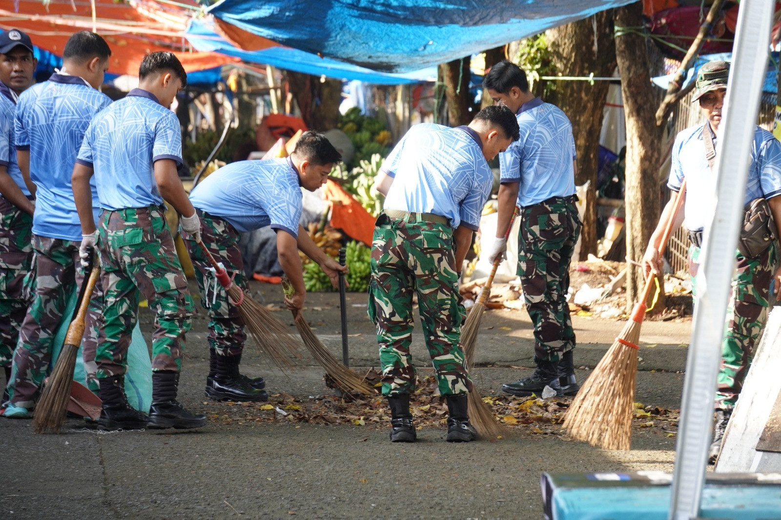 Lanud Sultan Hasanuddin Bersama Satuan TNI AU Wilayah Makassar, Gelar Karya Bakti di TPI dan Pasar Batangase, Maros