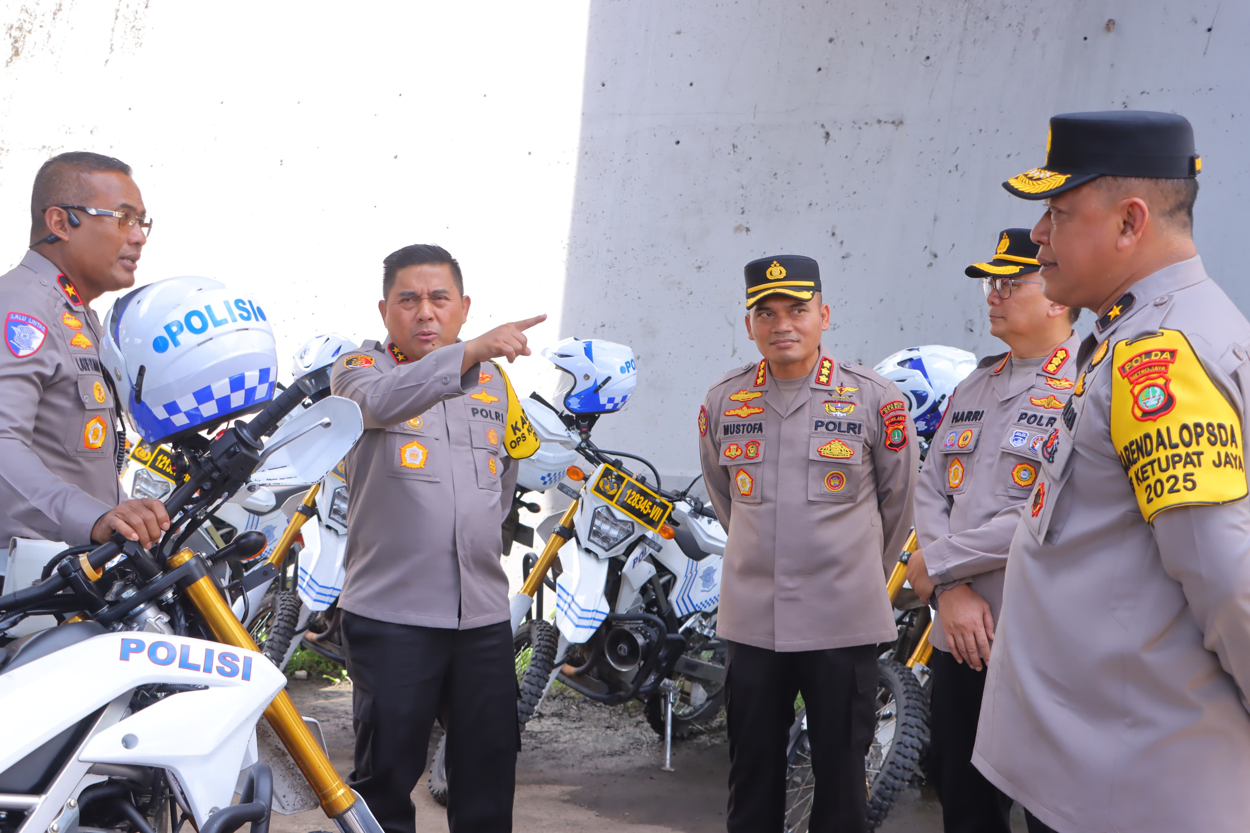Kapolres Metro Bekasi Dampingi Kapolda dan Wakapolda Metro Jaya Tinjau Arus Balik di Pospam KM 25B Tol Jakarta-Cikampek