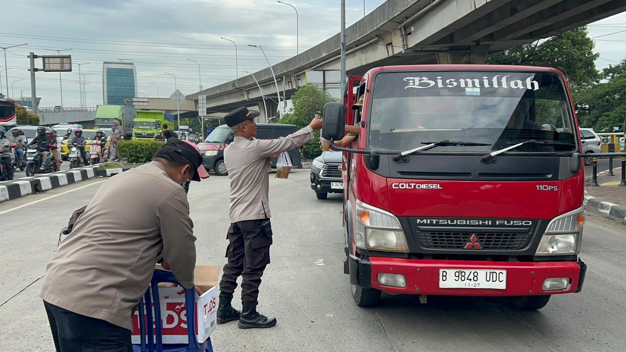 Polisi Bagikan Takjil kepada Pengguna Jalan di Plumpang, Wujud Kepedulian Polsek Koja di Bulan Ramadan
