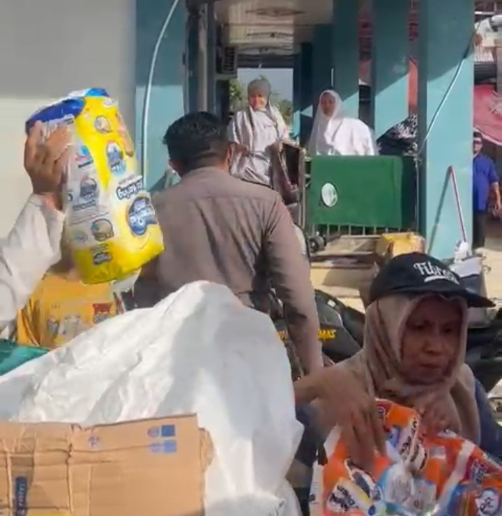 Polri Salurkan Bantuan Sembako untuk Warga Terdampak Banjir Bandang di Gurun Laweh