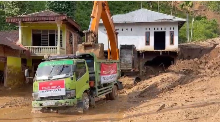 Tiga Alat Berat Dikerahkan Tangani Longsor di Padang Pariaman
