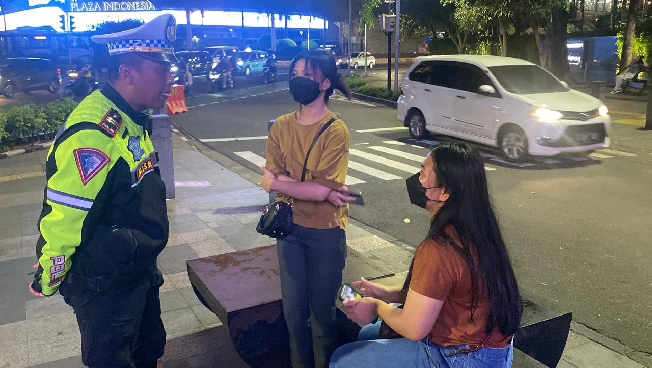 Polda Metro Jaya Gelar Patroli malam gabungan, Polisi Sapa Warga di Bundaran HI