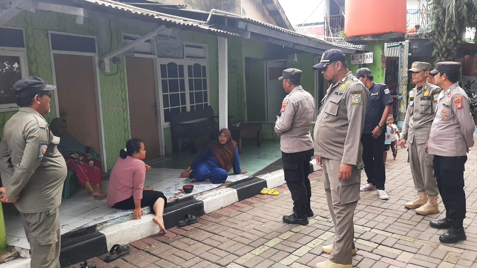 Kapolsek Kepulauan Seribu Selatan Pimpin Patroli Jalan Kaki di Pulau Tidung