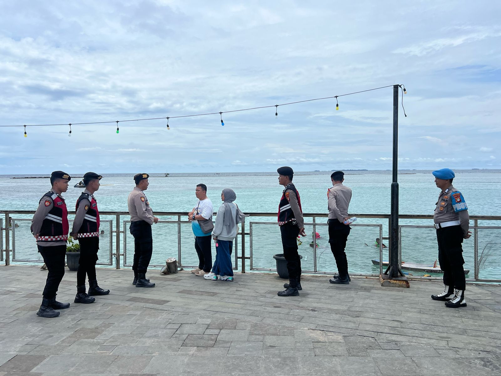 Anggota Pospam Lebaran 2025 Pulau Tidung Himbau Wisatawan Jaga Keselamatan Saat Berlibur
