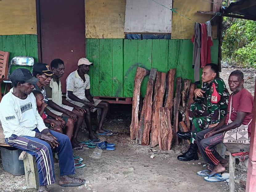 Bahas Keamanan dan Pembangunan, Babinsa Koramil Mapurujaya Laksanakan Komsos dengan Kepala Kampung Hiripau