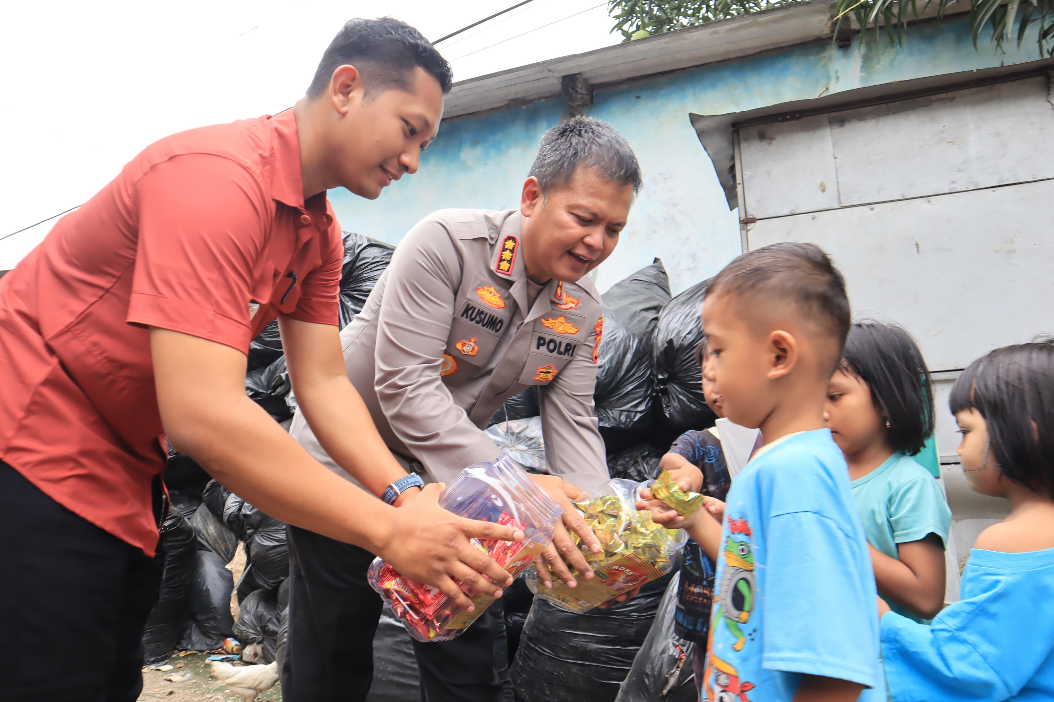 Momen Unik Ketika Kapolres Metro Bekasi Kota Bagikan Paket Sembako Wilayah Margajaya