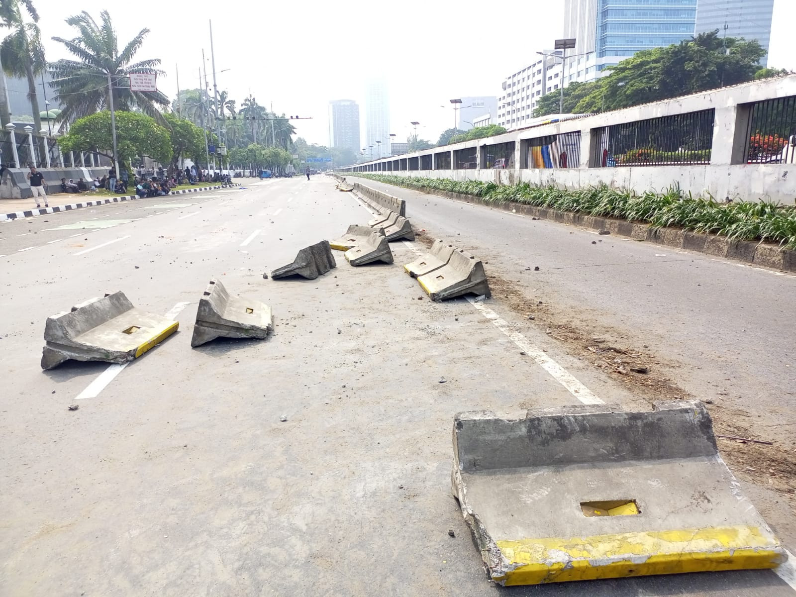 Massa Aksi Rusak Pagar Kawat DPR dan Robohkan Separator Busway, Polisi Ingatkan Tetap Tertib