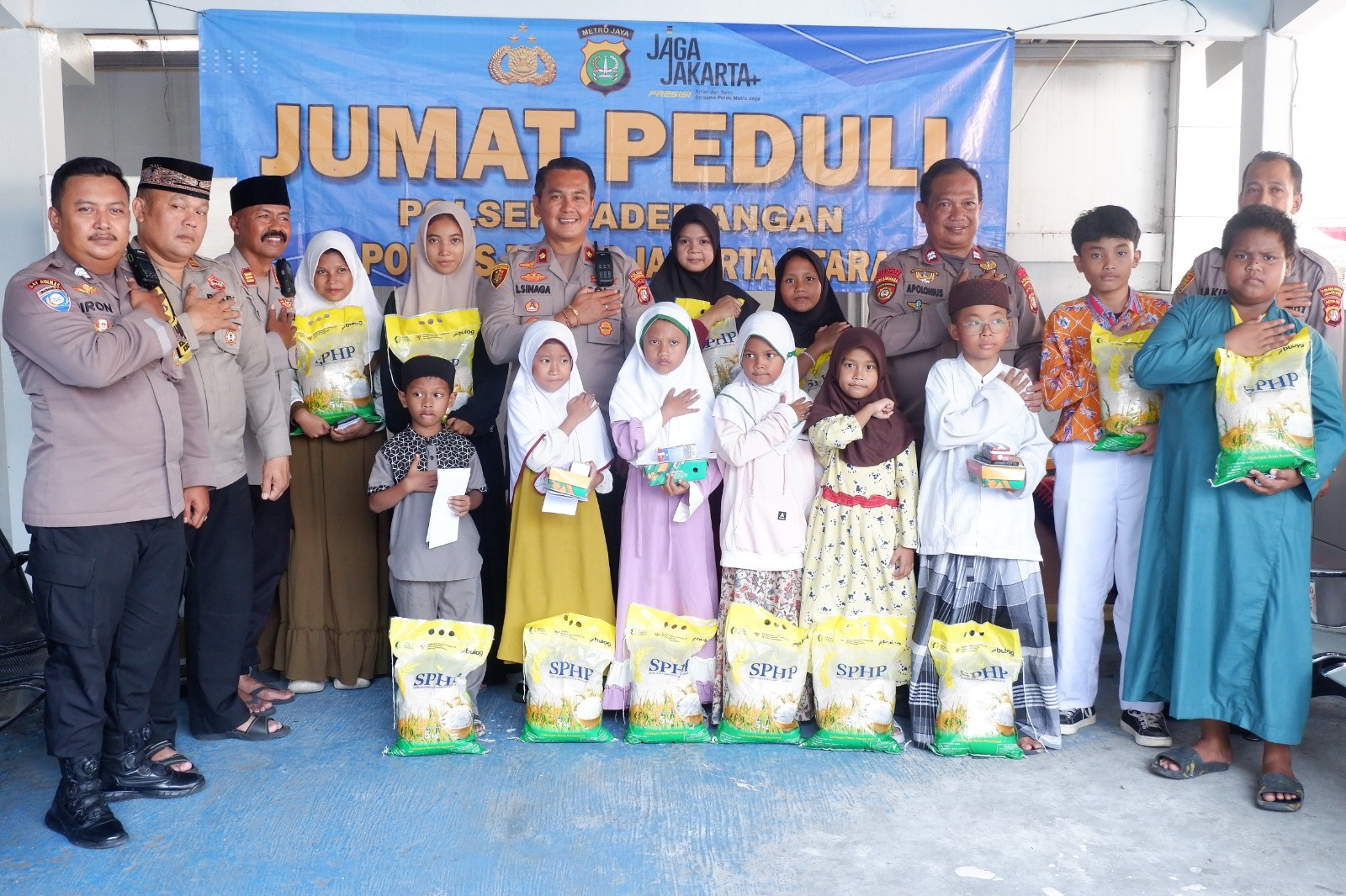 Polsek Pademangan Gelar “Jumat Peduli”, Bagikan Sembako untuk Anak Yatim dan Duafa