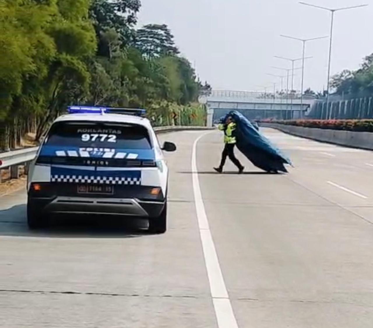 Personel PJR BSD Evakuasi Terpal Muatan Truk di Tol BSD untuk Cegah Kecelakaan