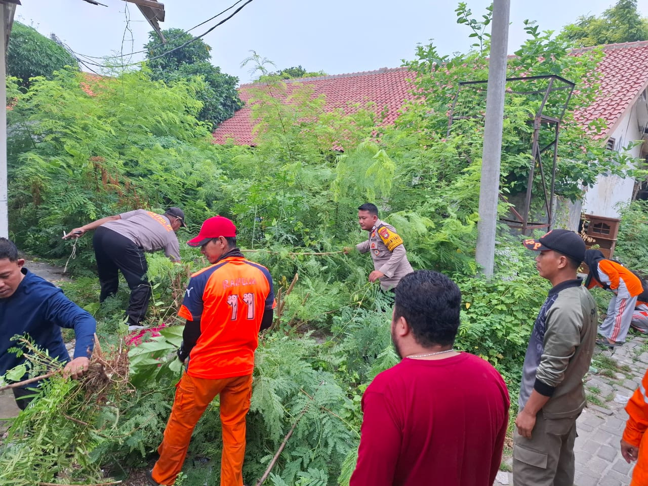 Bhabinkamtibmas Pulau Tidung Briptu Andika Fajar Hadiri Kerja Bhakti Bersama Warga RW 03