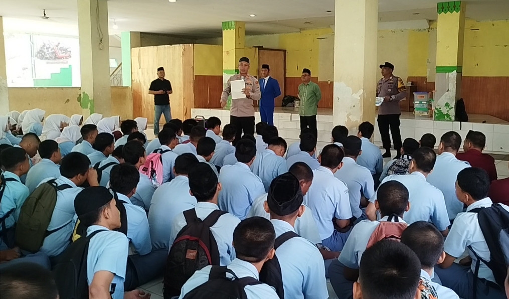 Jaga Jakarta On The Spot : Kapolsek Pondok Gede Sambangi SMK dan MA Bhakti Persada, Ajak Pelajar Jauhi Tawuran