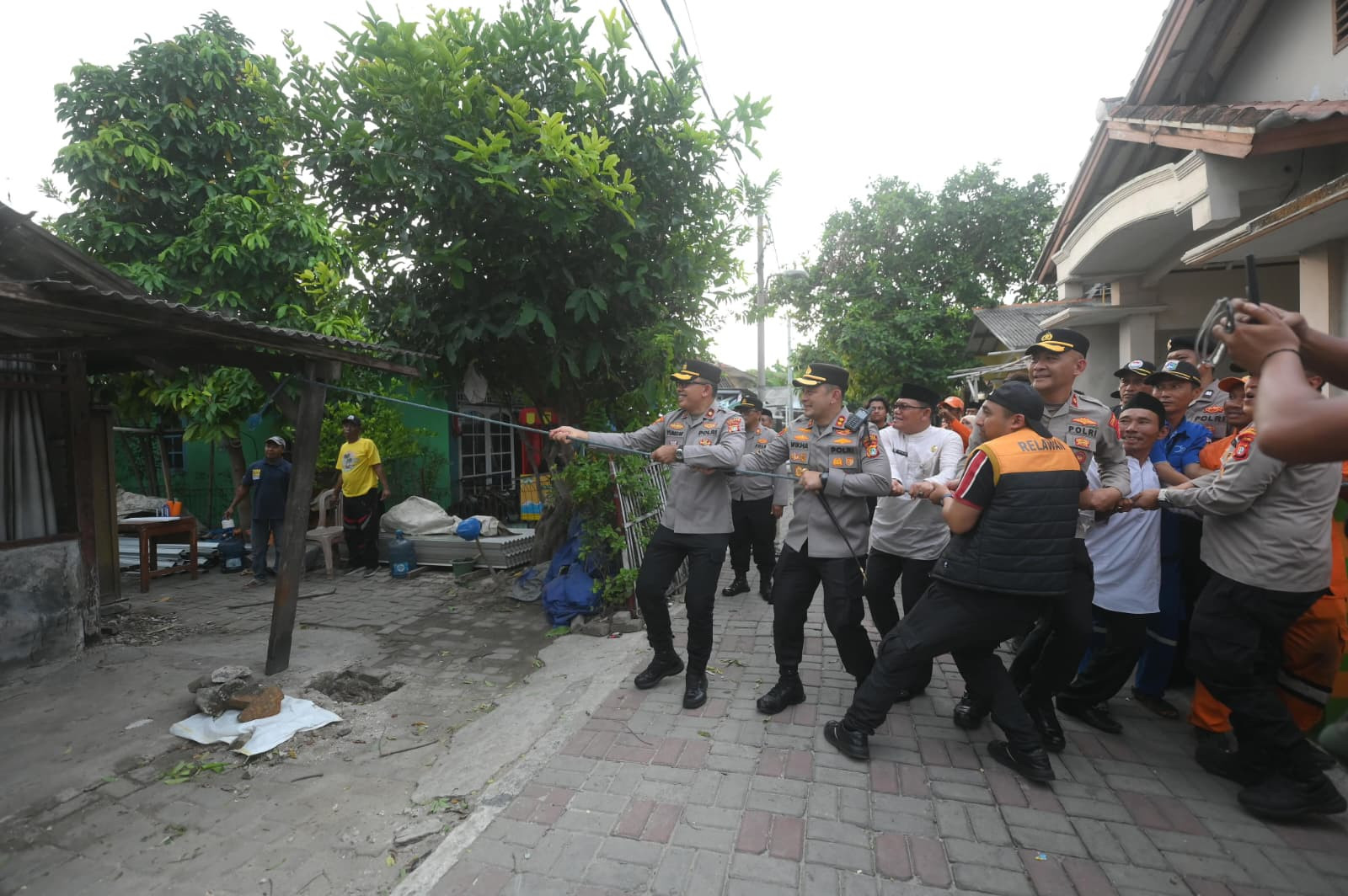 Wujud Kepedulian Pesisir, Kapolres Kepulauan Seribu Pimpin Bedah Rumah Warga di Pulau Untung Jawa