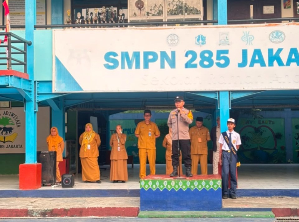 Jakarta On The Spot: Bhabinkamtibmas Pulau Untung Jawa Jadi Pembina Upacara di SMPN 285 Jakarta, Tanamkan Disiplin dan Nasionalisme