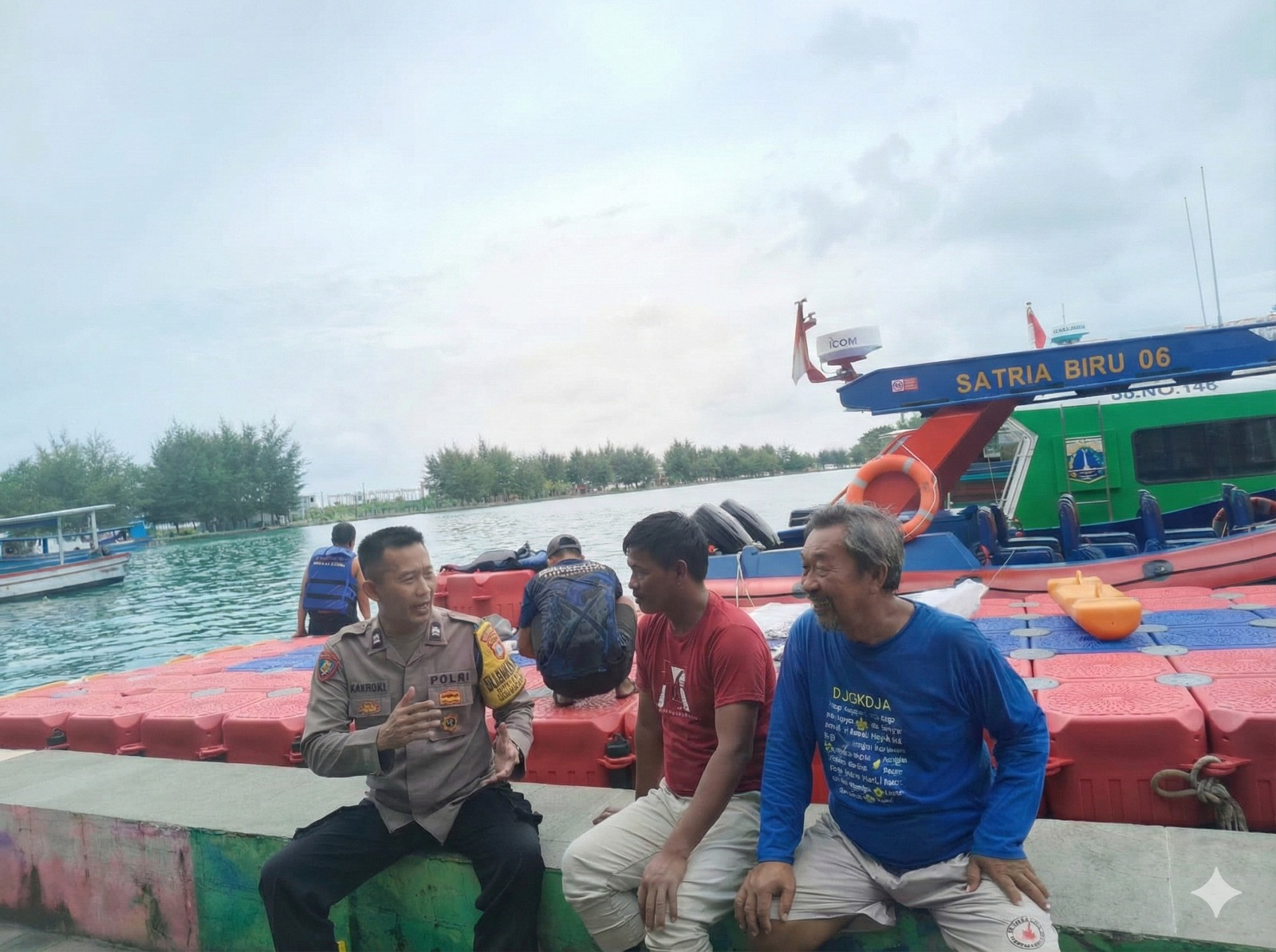 Bhabinkamtibmas Pulau Kelapa Sambang Warga, Ajak Jaga Kamtibmas dan Ciptakan Lingkungan Wisata Aman