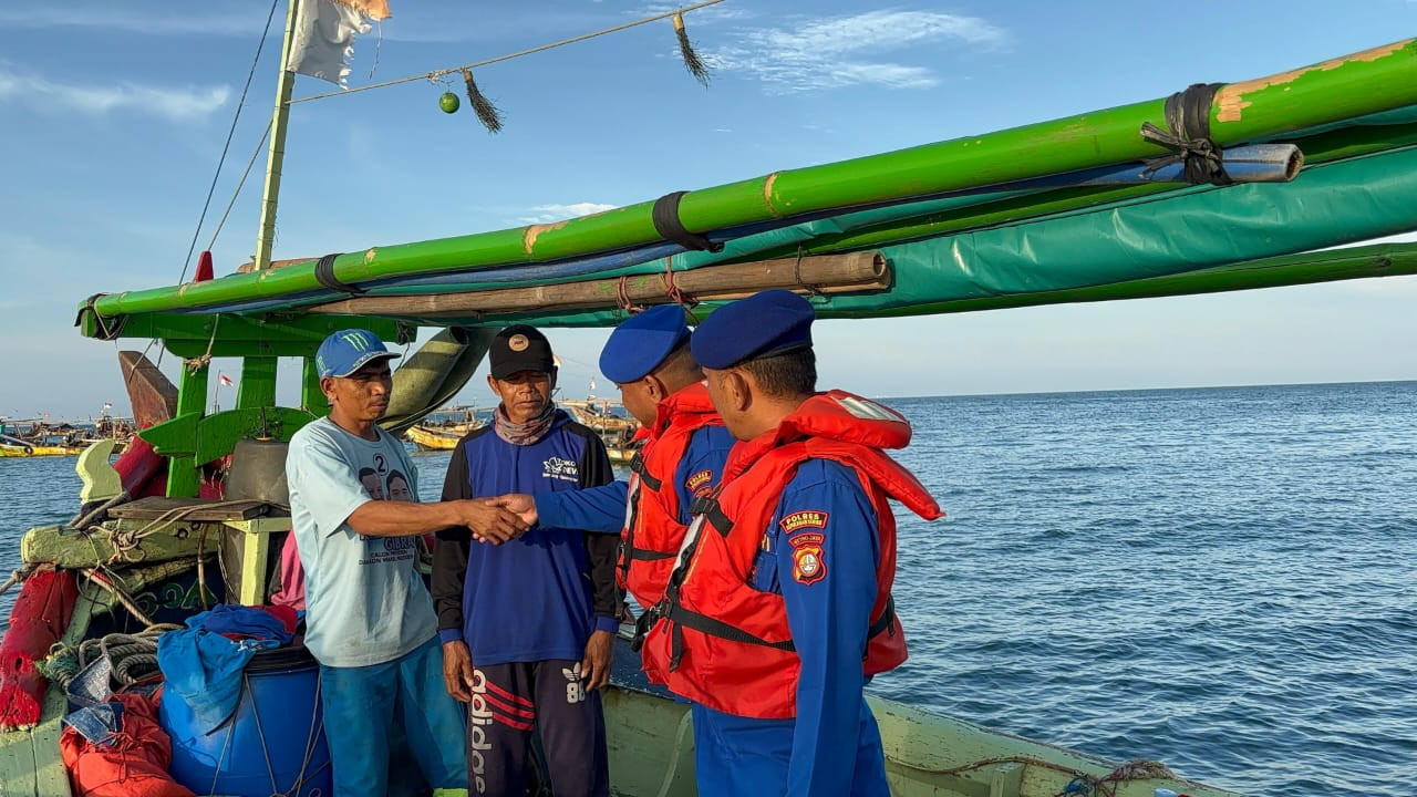 Polisi Baik Satpolairud Polres Kepulauan Seribu Patroli Laut, Ciptakan Wisata Aman dan Nyaman
